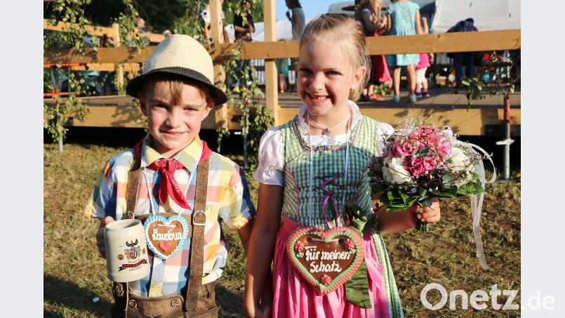 Lina Schuster und Johann Radl strahlen um die Wette. Als Oberkirwapaar beginnen sie im September ihre Schullaufbahn. gru