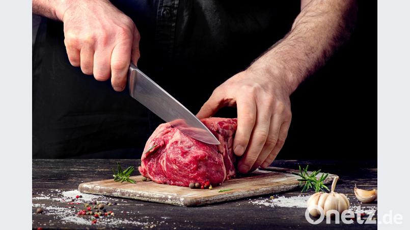 Andreas Meier empfiehlt den lokalen Metzger. bit24 - stock.adobe.com