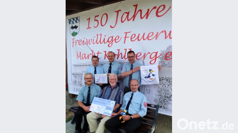 Die Kohlberger Feuerwehr-Führung übergibt an Hans Brockard, den Stiftungsvorstand der Kinder-Universitätsklinik (sitzend, Mitte) einen Scheck über 750 Euro. Hermann Prechtl (links davon), Kommandant Josef Fischer, zweiter Kommandant Matthias List, Vize-Vorstand Andreas Fischer und Dominik Zwack, der Jugendwart und Gruppenführer (stehend, von links) sind auch mit von der Partie. jml