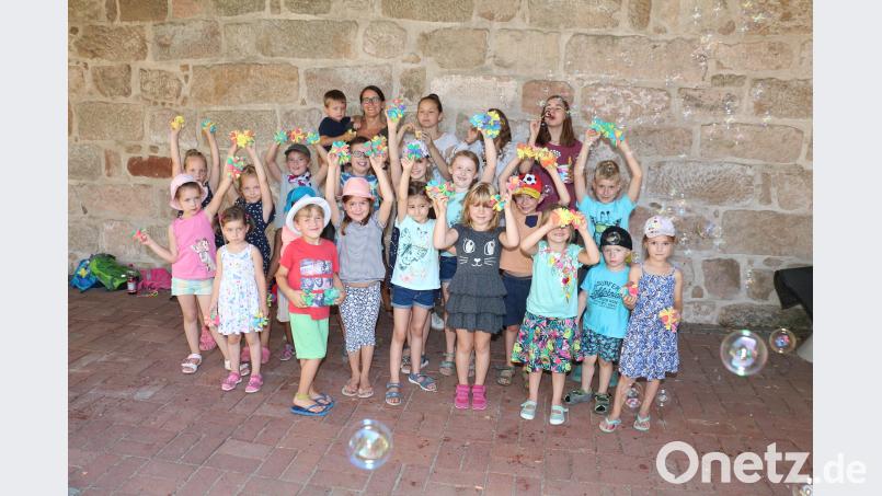 Stolz zeigen die Kinder ihre selbst gebauten Wasserbomben und Pusteringe. Die Wasserbomben sorgten gleich für die nötige Abkühlung. rpp