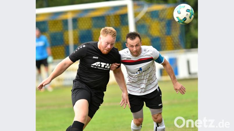 Norbert Kraft vom ASV Neustadt (rechts) und Steffen Markl (DJK Neustadt) liefern sich im Stadtderby am 1. Spieltag der Kreisklasse Ost ein Kopfballduell. Während die mit 2:1 siegreiche DJK Neustadt nun zum Heimspiel den FC Luhe-Markt empfängt, muss sich der ASV Neustadt beim Kreisligaabsteiger DJK Irchenrieth beweisen. Alfred Schwarzmeier