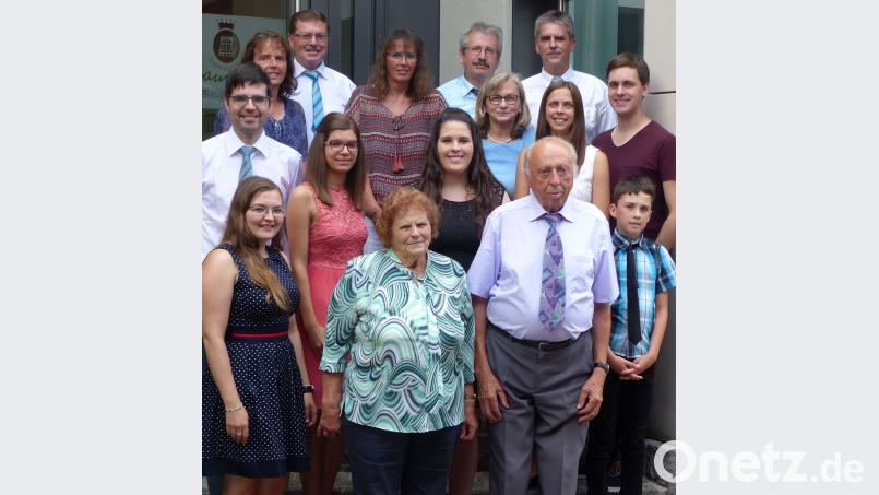 Theresia und Alfred Schmid (vorne) im Kreise ihrer Familie. lgc