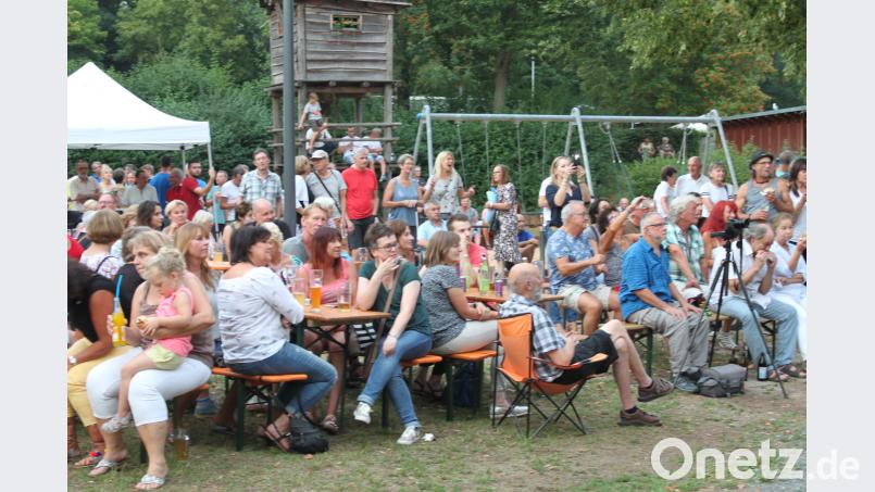 Rund 600 Zuhörer verfolgen den ersten Auftritt von &quot;Soul Station No. 10&quot; bei der Sommerserenade in der Freizeitanlage. Das Wetter und die Stimmung sind prächtig. prh