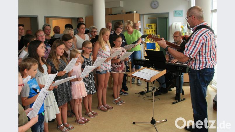 Musikalisch wurden die Chöre von Hubert Köhler (2. von rechts) begleitet. wro