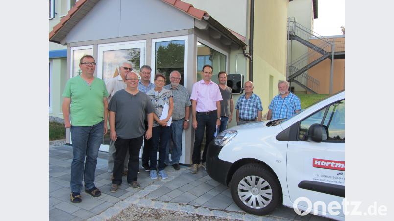 Bürgermeister Hans-Jürgen Strehl (Vierter von rechts) und einige Gemeinderäte an der neuen Wallbox. aks