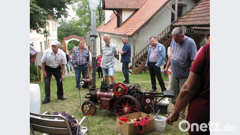 Die großen Modelle des &quot;Bümo-Teams&quot; aus Reichenbach waren der Hingucker bei der Museumskirchweih in Seebarn. Hier der Nachbau eines Straßendampfzuges. exb