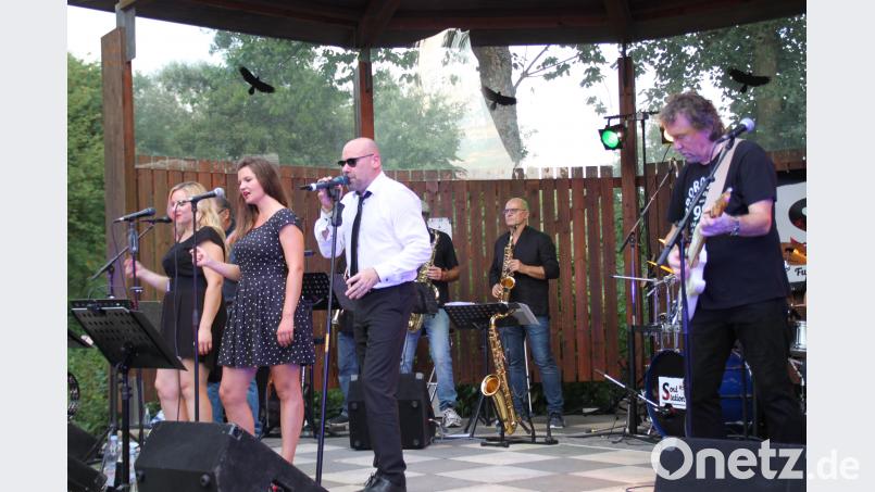 Die Funk- und Soul-Band &quot;Soul Station No. 10&quot; überzeugte absolut bei ihrer Serenaden-Premiere in der Freizeitanlage. Rekord verdächtige 600 Zuhörer wollten die Formation hören und waren von der Musik hingerissen. prh