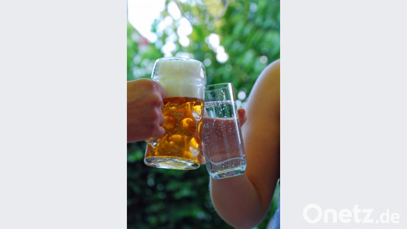 Während der Hitze wird die Wahl zwischen Bier und Mineralwasser zur Gewissensfrage. Bild: Andreas Royer