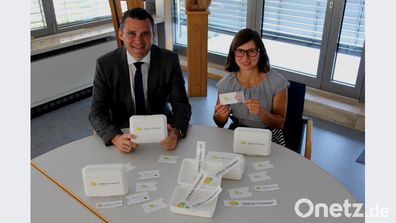 Landrat Thomas Ebeling und Regionalmanagerin Verena Frauenknecht präsentieren die mit dem neuen Logo bedruckten Brotzeitdosen und Führerscheinhüllen, die neben anderen Verwendungen für einen großen Bekanntheitsgrad des Logos sorgen sollen. Landratsamt Schwandorf