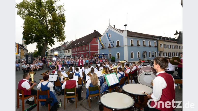 Das Große Vereinsorchester Waidhaus begeistert bei der Serenade am Pleysteiner Marktplatz. bey