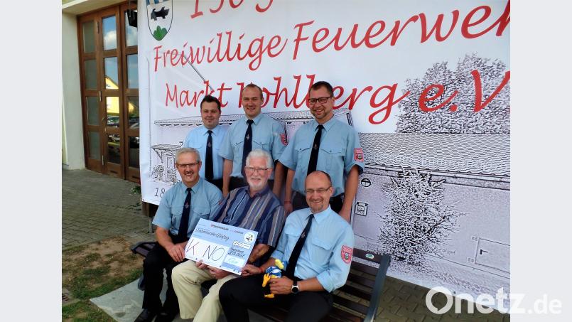 Die Kohlberger Feuerwehr-Führung übergibt an Hans Brockard, den Stiftungsvorstand der Kinder-Universitätsklinik (sitzend, Mitte) einen Scheck über 750 Euro. Hermann Prechtl (links davon), Kommandant Josef Fischer, zweiter Kommandant Matthias List, Vize-Vorstand Andreas Fischer und Dominik Zwack, der Jugendwart und Gruppenführer (stehend, von links) sind auch mit von der Partie. jml