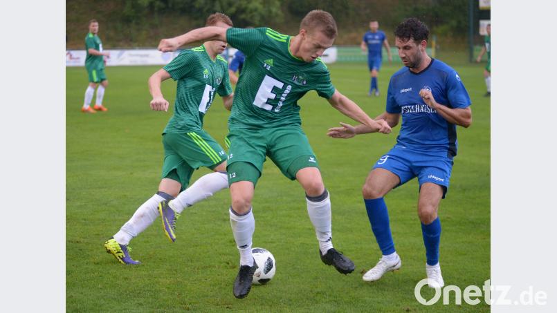 Hackentrick von Jonas Weigert (Mitte) auf Andre Karzmarczyk (links) - zu wenige solcher fußballerischen Elemente habe er bei seiner Mannschaft gesehen, monierte Ammerthals Trainer Dominik Haußner. ref