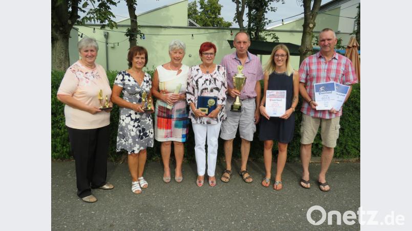 Mit Urkunden und Pokalen zeichnet der 1.SKC Altenstadt seine besten Kegler aus. Von links: Vorsitzende Karolina Humig, Gerlinde Sossalla, Edith Spachtholz, Sonja Guhling, Harald Lugert, Lena Lugert und Torsten Hartmann., adj