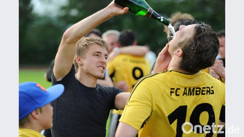 Rein damit! Andreas Graml (links) half kräftig mit, den Flüssigkeitsverlust auszugleichen. Bild: Andreas Brückmann