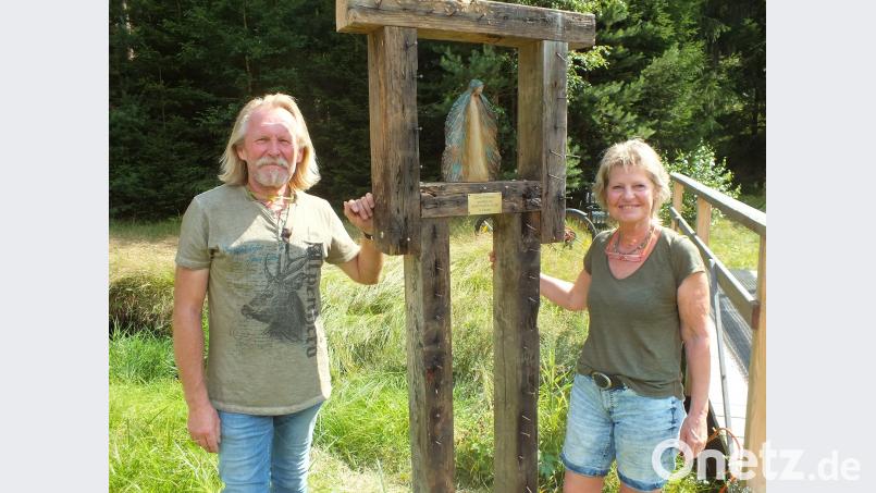 Künstlerin Inge Flor und ihren Ehemann Bert, die einen Schutzengel aus frostfesten, gebrannten Ton gestaltete und bei der Brücke am Goldbach installierte. Noch ein Grund mehr, dass viele Wanderer diesen wunderschönen Wanderweg benutzen soj