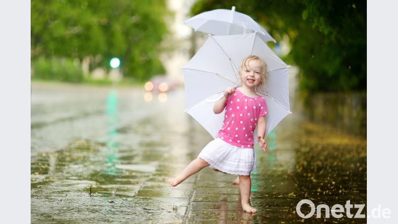 Regen ist kein Grund für schlechte Laune, sondern endlich die passende Gelegenheit, durch die Pfützen zu springen. 	Bild: exb/MNStudio – stock.adobe.com Bild: exb/MNStudio – stock.adobe.com
