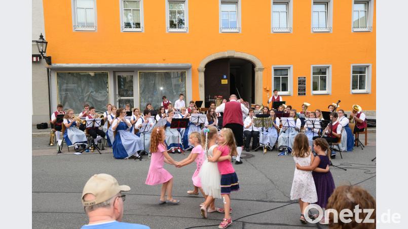 Das Große Vereinsorchster Waidhaus begeistert bei der Serenade am Pleysteiner Marktplatz die Besucher. Aber nur den Mädels war es für ein Tänzchen nicht zu heiß. bey