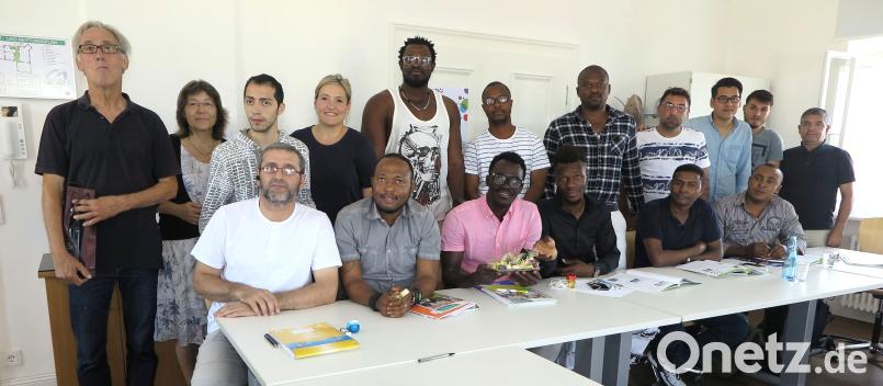 Deutsch-Lehrer Edmund Kaiser und VHS-Geschäftsführerin Barbara Genzken-Schindler (von links) gratulierten den Teilnehmern des Kurses „Einstieg Deutsch“ und überreichten ihnen Zertifikate.. Hirsch