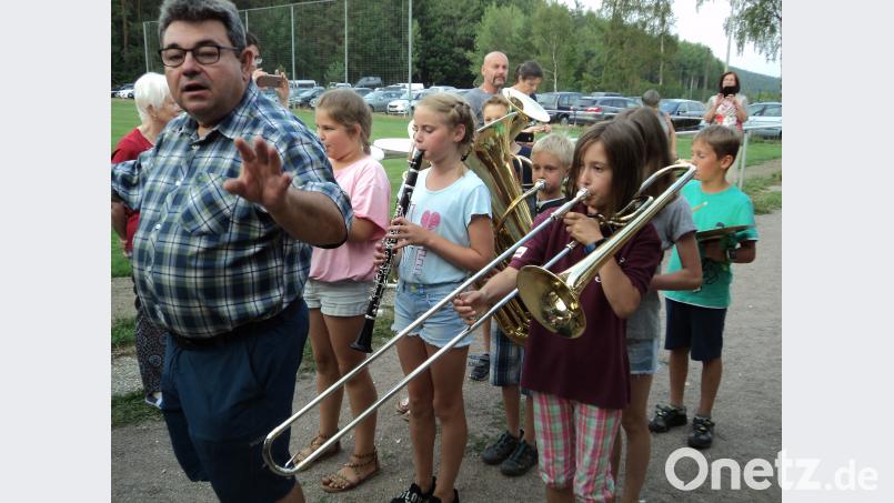 Zeltlager der Musikkapelle: Dionys Böckl führt den Nachwuchs an. Bild: ksi
