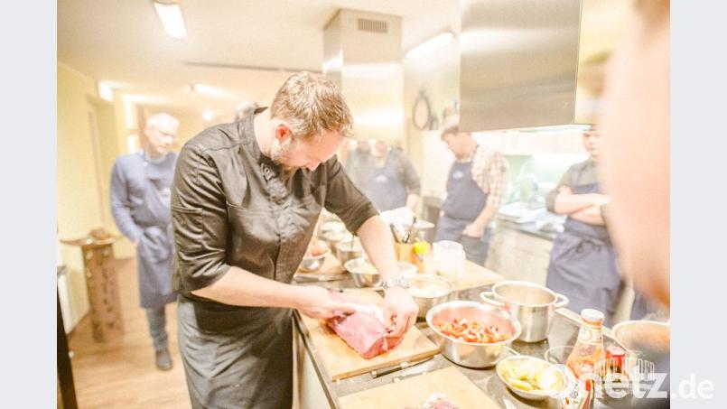 Der 43-Jährige hat schon in unzähligen Grillkursen Hobbyköchen gezeigt, wie man aus einem schönen Stück Fleisch ein perfektes Steak macht. exb/Mike Heider