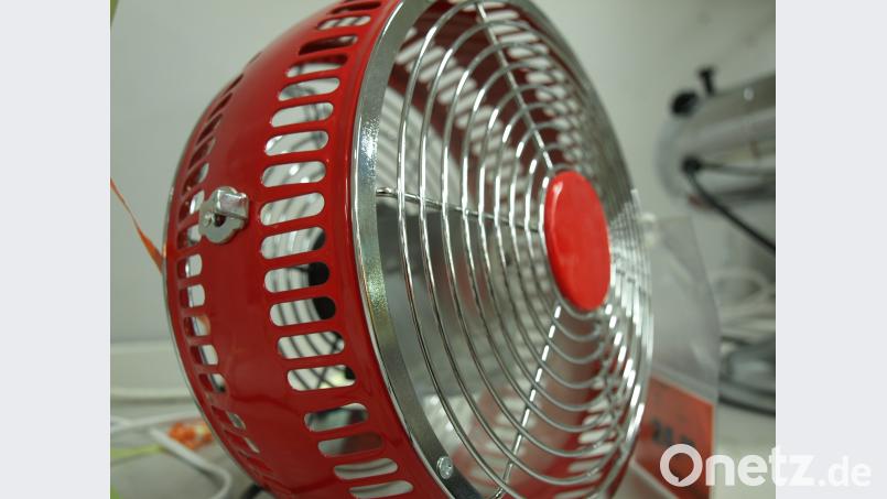 Aktuelle Restbestände an Ventilatoren und anderen Klimageräten stehen auf fast leeren Verkaufstischen, das Lager ist komplett ausgeräumt: So sieht es im Moment in Amberger Märkten bei der stetigen Hitze aus. Wer jetzt noch einen Ventilator oder eine Kühlbox braucht, sollte schnell sein. Bild: psba