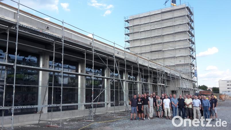 Viele Besucher (im Bild nur etwa die Hälfte) interessierten sich für den Rohbau des neuen Feuerwehrgerätehaus samt Übungsturm. exb