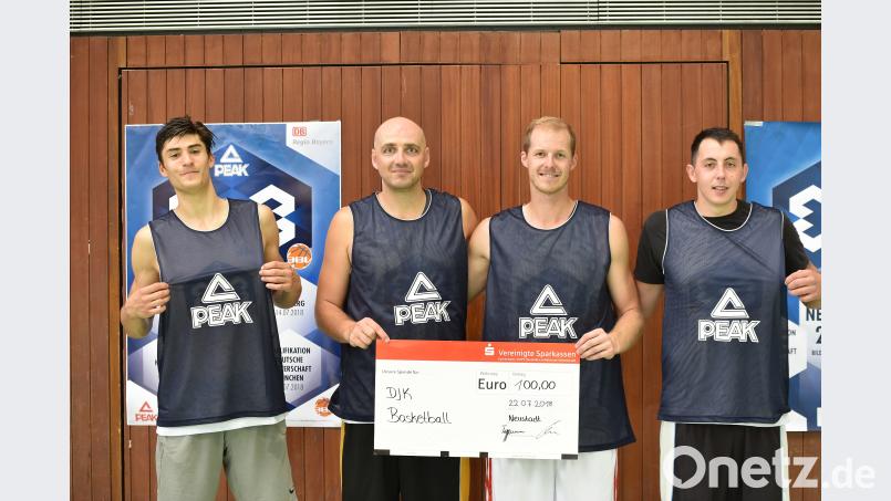 „High Voltage“ alias Antony Bauer, Izudin Mešan und Johannes Wießnet (von links mit Ersatzspieler) strahlen. Die Turniersieger von Nürnberg gewinnen mit dem 3x3-Basketball-Traditionsturnier der DJK Neustadt/WN bereits das zweite von sechs Turnieren den Bayerntour. Bild: Tobias Schwarzmeier Tobias Schwarzmeier