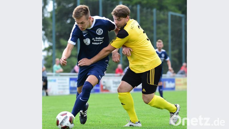 Auf Fabian Büttner (rechts, in der Partie gegen Regnitzlosau) muss der FC Tirschenreuth am Samstag gegen den starken Aufsteiger Kickers Selb verzichten. Schrems, Thomas