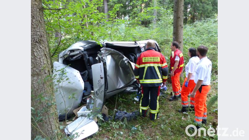 Der Opel Corsa krachte in eine Baumgruppe. Die Fahrerin wurde im Wrack eingeklemmt und musste von der Feuerwehr befreit werden. . Völkl