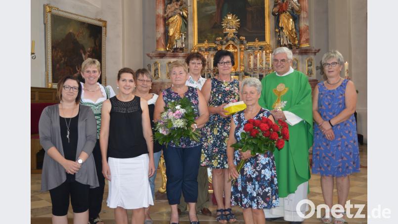 Pfarrer Eugen Wismeth, PGR-Sprecherin Monika Bösl (Vierte von rechts) und Hildegard Lingl, Vorsitzende der Kirchenverwaltung (Sechste von rechts), sowie ihre Kolleginnen verabschiedeten Eva Kramer (vorne) nach 42 Dienstjahren in den Ruhestand. bej