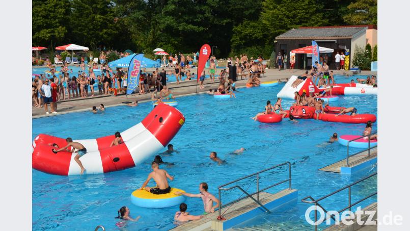 Über 1100 Besucher kamen am Freitagnachmittag zur Pool-Party ins Mitterteicher Freibad. jr