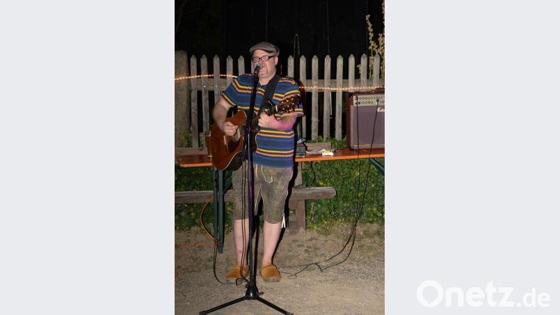 Alleinunterhalter Mr. Six Volt spielte sich mit österreichischen Coversongs in die Herzen seiner Zuhörer. eya