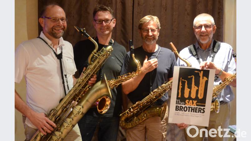 Die neuformierten "Sax Brothers" präsentierten sich am Rande des Konzerts. V.l. Alois Träger, Thomas Kurzka, Dr. Reinhard Roth und Günter Geiß. Bild: Kunz Kunz