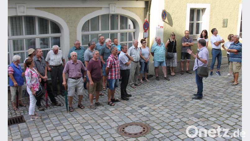 Die Ehemaligen der Pfalzgraf-Johann-Kaserne um Organisator Wolfgang Stengel (Achter von rechts) erhalten in der Wassergasse Erläuterungen durch Stadtführer Franz Herbst. Dirscherl