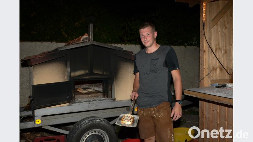 Fleißige Vereinsmitglieder kümmerten sich um das leibliche Wohl der vielen Festbesucher. Leckere Flammkuchen und Pizzen wurden im Holzbackofen gebacken. eya
