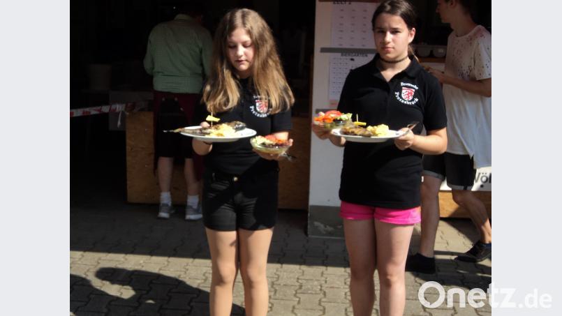 Auch die Jugendfeuerwehr war eingespannt. ksi