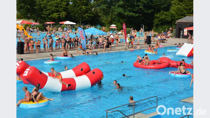 Über 1100 Besucher kamen am Freitagnachmittag zur Pool-Party ins Mitterteicher Freibad. jr