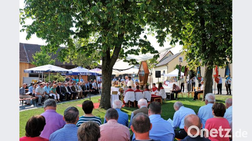 Ganz Saltendorf nimmt am feierlichen Gottesdienst teil. twi