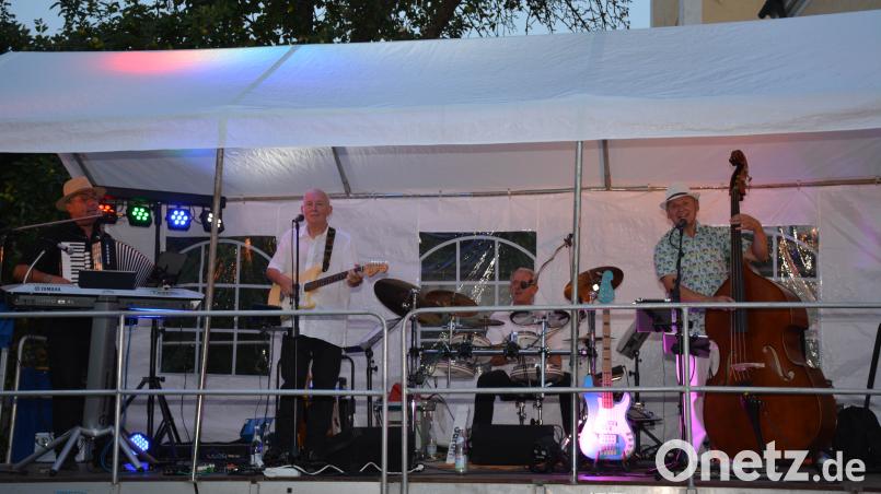 Die Band "Jukebox-Heroes" begeisterte ihr Publikum im Schlossgarten mit Beat der 60-er bis 70-er und Schlager der 50-er und 60-er. eya