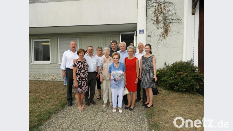 Familie und Nachbarn gratulieren der 100-jährigen Dame (erste Reihe, Dritte von rechts) in der Hochstraße vor ihrer Wohnung. Winkler