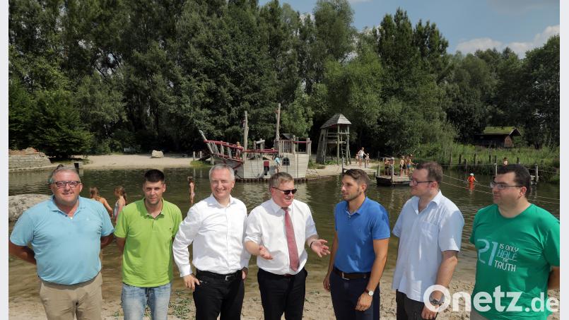 IOrtstermin ohne Badesachen, dafür am Piratenspielplatz für den Arbeitskreis „Kommunales“ (von links): Friedrich Bart, Tobias Neidel, Harald Schwartz, Michael Cerny, Florian Bart, Patrick Föhlich und Stefan Frank. Wolfgang Steinbacher