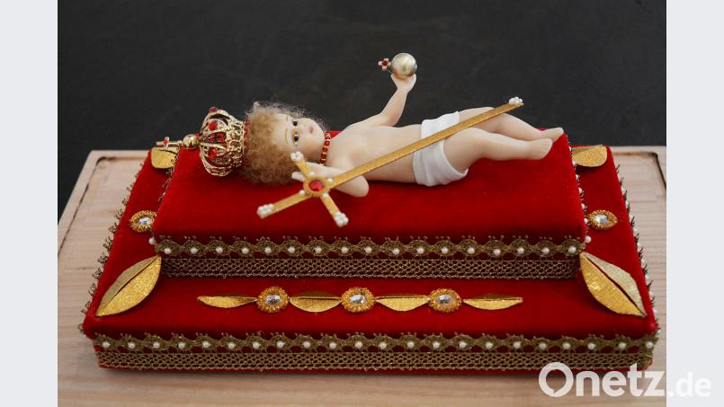 Ausgestattet mit Krone, Reichsapfel und Kreuz symbolisiert das von Salome Muschalek gestaltete Jesukindlein Geburt, Kreuzigung, Weltenrichter und König. Die 94-Jährige hat ihr Werk dem Stadtmuseum geschenkt. Schönberger