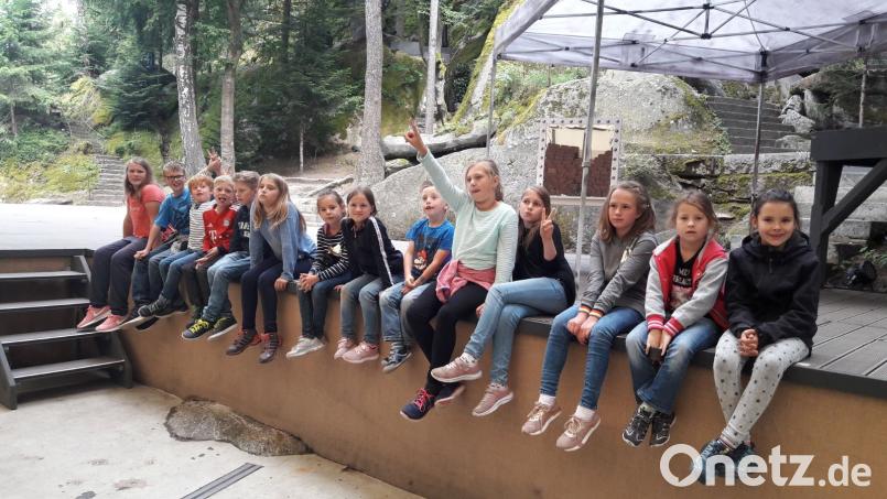 Auf der Bühne der Luisenburg dürfen die Kinder schon mal Platz nehmen. Bei einer Fragerunde interessierte sie auch, was sie tun müssen, um darauf auch als Schauspieler stehen zu können. exb
