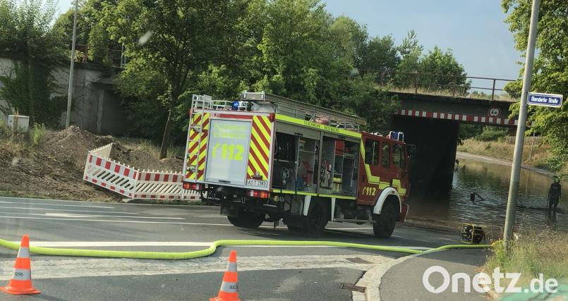 Die Eisenbahnunterführung im Stadtteil Lohe musste von der Feuerwehr Rosenberg leergepumpt werden. Bild: Tizian Royer