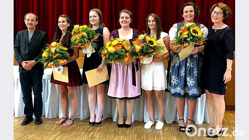 Bild: R. Kreuzer V. Links Ingo Lang, rechts Umhöfer-Weigert und die zweite von rechts Lisa Gößl, die Schulbeste aus Weiden. R. Kreuzer