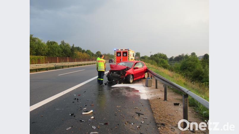 Aquaplaning: Die Fahrerin aus Trausnitz prallte mit ihrem Polo gegen die Leitplanke. THW Nabburg
