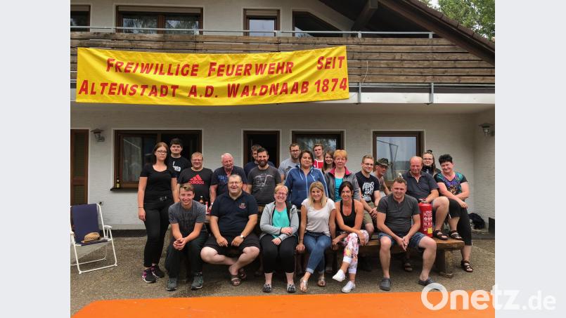 Mitglieder der Feuerwehr genießen ein Hüttenwochenede. adj