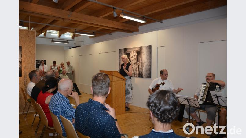 Museumsleiterin Dr. Birgit Angerer freut sich über den offiziellen Start der Ausstellung und bedankt sich bei allen Mitwirkenden. eya