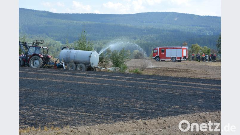 Schnell waren die Landwirte mit Güllefässern, gefüllt mit Wasser, vor Ort. jr