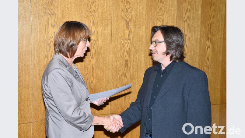 Bürgermeisterin Margit Kirzinger gratuliert Andreas Ringholz zur Ernennung als Waidhauser Heimatpfleger. fjo